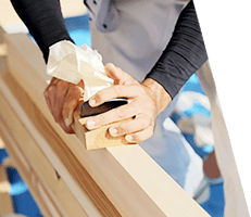 カンナで新築住宅用の木材を削る大工