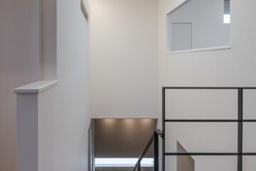 千葉県の注文住宅2階ホール。天窓からの自然光とシンプルなデザインで快適な生活動線を実現。
