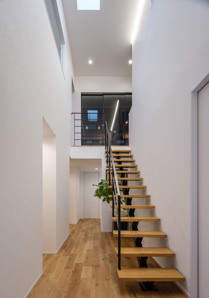 自然光が差し込む千葉県の注文住宅。吹き抜けとスケルトン階段で開放感ある玄関ホール。