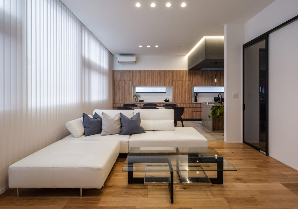 高天井と大開口のリビング。キッチンとの一体感ある設計。